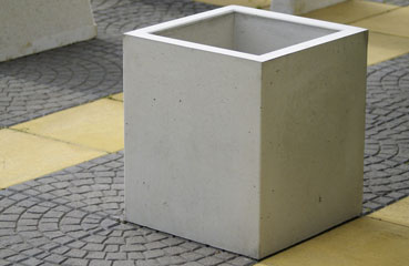 Najmniejsza kwadratowa donica miejska wykonana w technologii betonu architektonicznego.