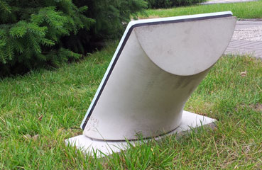 Plan skos to betonowa lampa zewnętrzna wykonana z betonu architektonicznego z wykończeniem ze stali nierdzewnej lub szkła hartowanego.