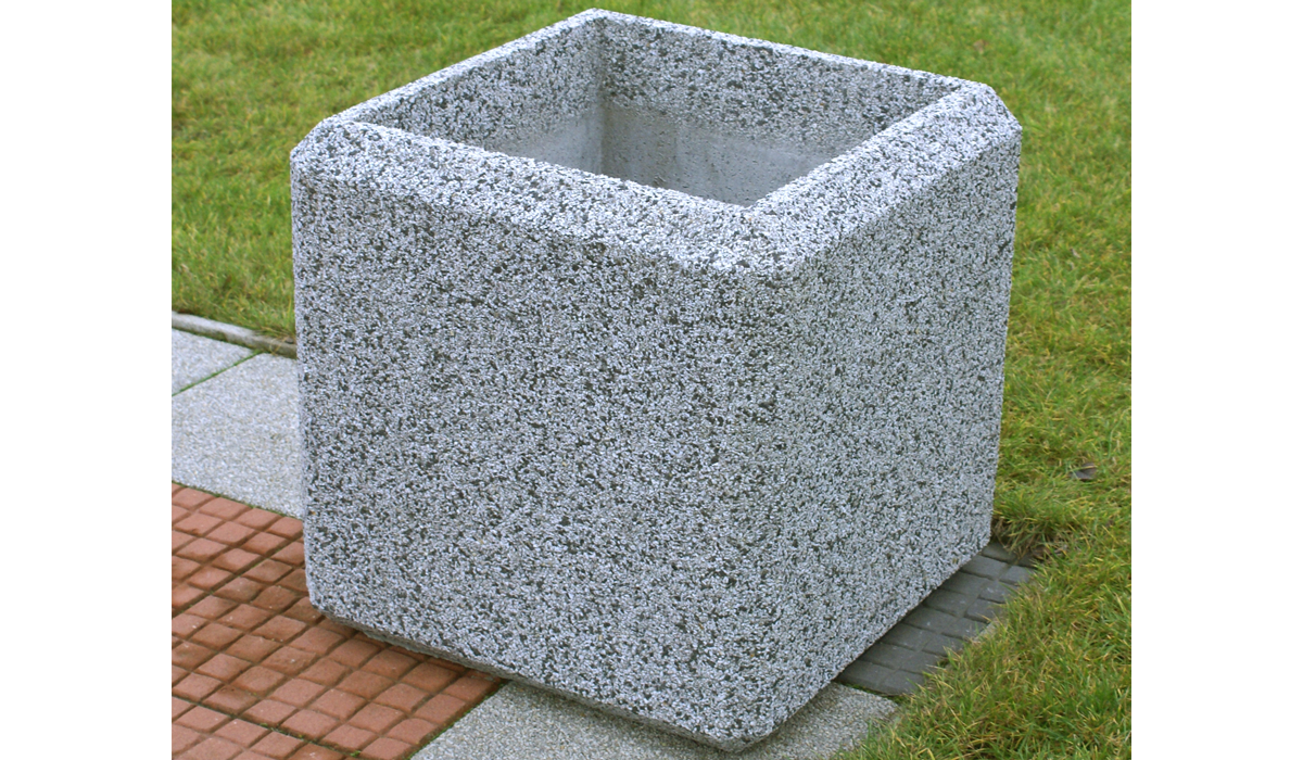 Ada to kwadratowa donica parkowa wykonana w technologii betonu płukanego.