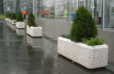 Anna prostokątna donica parkowa dostępna w fercie producenta małej architektury betonowej.