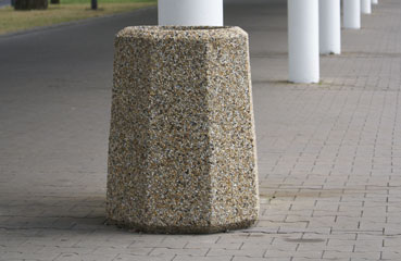 Kosz PRIMA BIS to 70 litrowy kosz uliczny wykonany wtechnologii betonu płukanego.