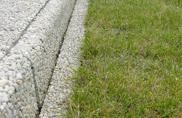 Wykonane w technologii betonu płukanego obrzeża trawnikowe - dostępne w ofercieproducenta małej architektury betonowej - firmy STYL-BET.