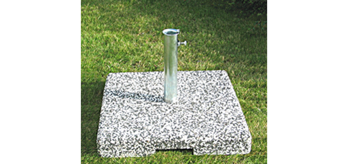 Wykonana w technologii betonu płukanego, kwadratowa podstawa do parasola PK30-BPK dostępna w ofercie firmy STYL-BET