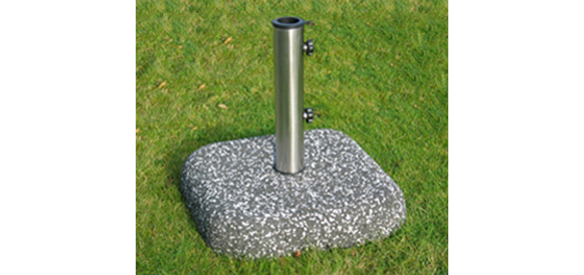 Kwadratowa podstawa do parasola PQ30-BPK, wykonana w technologii betonu płukanego. Dostępna w ofercie producenta, małej architektury betonowej - firmy STYL-BET.