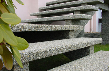 Nowoczesne schody zewnętrzne od producenta małej architektury betonowej.