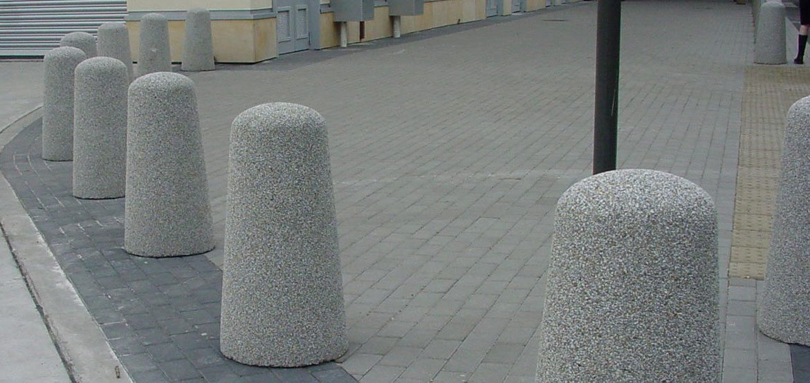 Nowoczesne pale parkingowe wykonane w technologii betonu płukanego o średnicy 43cm oraz wysokości 82 cm.