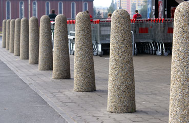 Betonowy pal parkingowy kulisty wykonany w technologii betonu płukanego.