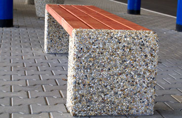 WIKA - betonowa ławka parkowa wykończona w technologii betonu płukanego