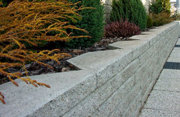 Eleganckie oraz wytrzymałe elementy oporowe w postaci betonowych murków wykonane w technologii betonu barwionego dostępne w czterech wariantach kolorystycznych.