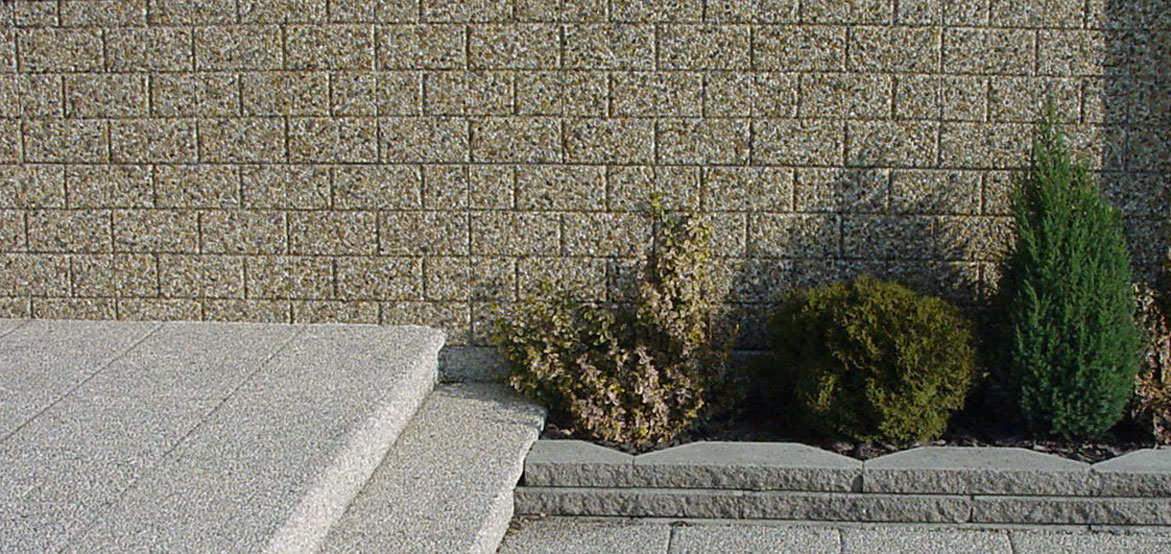Betonowa okładzina wykończeniowa wykonana w technologii betonu płukanego.