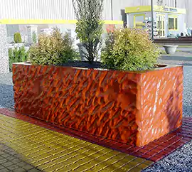 Donice betonowe IRYDA przeznaczone do użytku zewnętrznego w przestrzeniach miejskich.