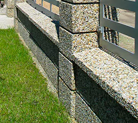 Betonowe pokrywy na cokoły wykonane w technologii betonu płukanego z charakterystyczną warstwą odsłoniętego kruszywa. Dostępne w 29 wariantach wykończenia.