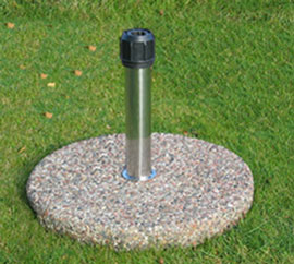 Podstawa pod parasol PO25-BPK z betonu płukanego, przeznaczona do ogrodowych parasoli przeciwsłonecznych.