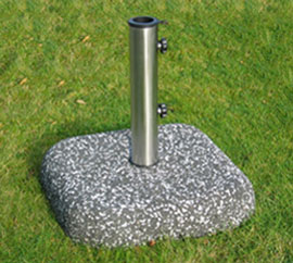 Podstawa pod parasol PQ30-BPK w kształcie kwadratu z zakrąglonymi bocznymi oraz górnymi krawędziami. Wersja wykonana w technologii betonu płukanego.
