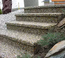 STYL-BET schody zewnętrzne oraz okładziny na stopnie schodowe dostępne w bogatej palecie kolorów kruszyw naturalnych.