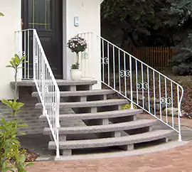 Betonowe schody wejściowe ażurowe trzybelkowe w wariancie półokrągłym. Dostępne w bogatej ofercie kolorów kruszyw naturalnych.