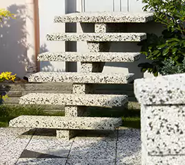Betonowe schody wejściowe ażurowe jednobelkowe wykonana według projektu dostarczonego przez klienta. 