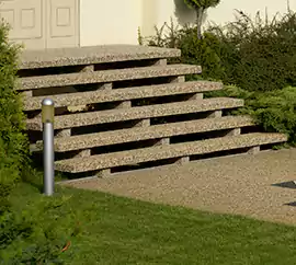 Betonowe schody wejściowe typu ażurowego trzybelkowe, proste. Oferowane przez firmę STYL-BET producenta schodów oraz stopnic zewnętrznych