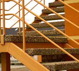 Schody wejściowe oraz stopnie schodowe wykonane w technologii betonu płukanego, w ofercie producenta małej architektury betonowej firmy STYL-BET.