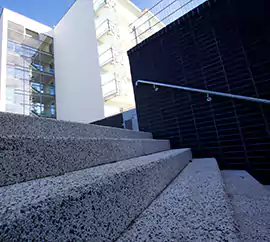 Stopnie blok o grubości 15cm do schodów wejściowych, wykonane w technologii betonu płukanego.