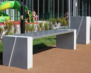 Nowoczesne ławki z betonu architektonicznego, oraz produkty wykończone w technologii betonu płukanego.