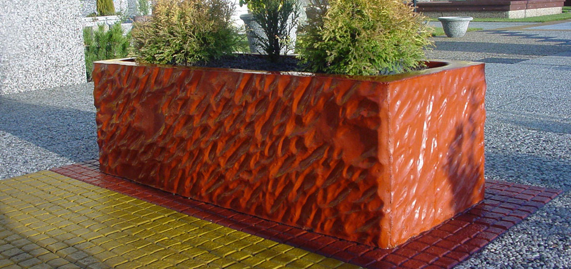 Duża donica wykonana w technologii betonu barwionego, impregnowana powierzchniowo.