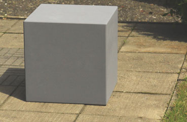 Siedzisko-zapora Cube 41 oraz inne elementy małej architektury betonowej