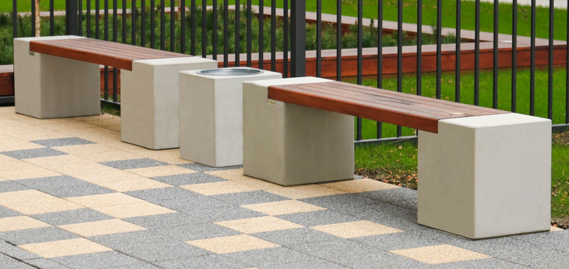Nowoczesna ławka betonowa bez oparcia, z drewnianym siedziskiem od producenta małej architektury miejskiej - firmy STYL-BET