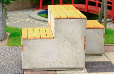 Betonowa ławka wykończona w technologii betonu architektonicznego. Od producenta małej achitektury miejskiej oraz komunalnej