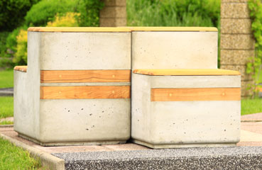 Largo to rodzina produktów która w bardzo efektowny sposób łaczy fakturę betonu z drewnem. W skład rodziny Largo wchodzą ławki i kosze uliczne z betonu płukanego, oraz sziedziska wykonane z betonu architektonicznego