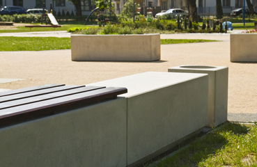 Masywne siedzisko wykonane w technologii betonu architektonicznego dostępne w dwóch rozmiarach.