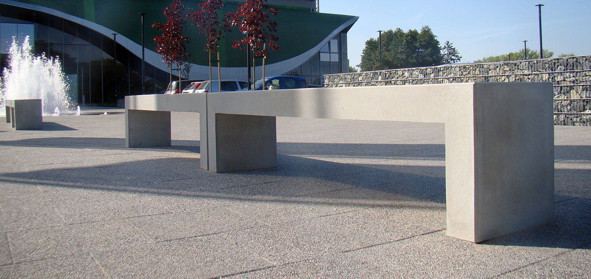 Nowoczesne siedzisko wykonane w technologii betonu architektonicznego, dostępne w dwóch rozmiarach do wyboru