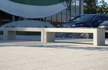 Nowoczesna ławka betonowa, z łatwością wkomponuje się w każdą przestrzeń publiczną.