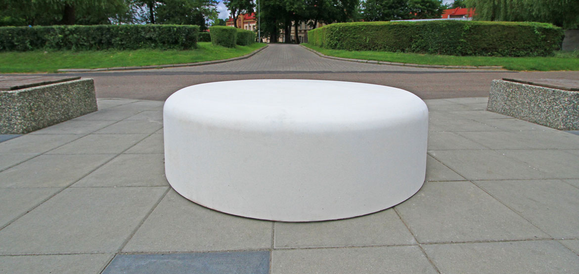 Masywne okrągłe siedzisko wykonane z betonu architektonicznego. O średnicy 150 cm i wysokości 46 cm