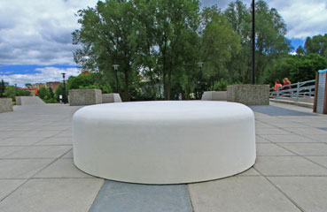 Siedzisko z betonu architektonicznego, o nowoczesnym kształcie. Dostępne w bogatej ofercie wykończenia betonu architektonicznego