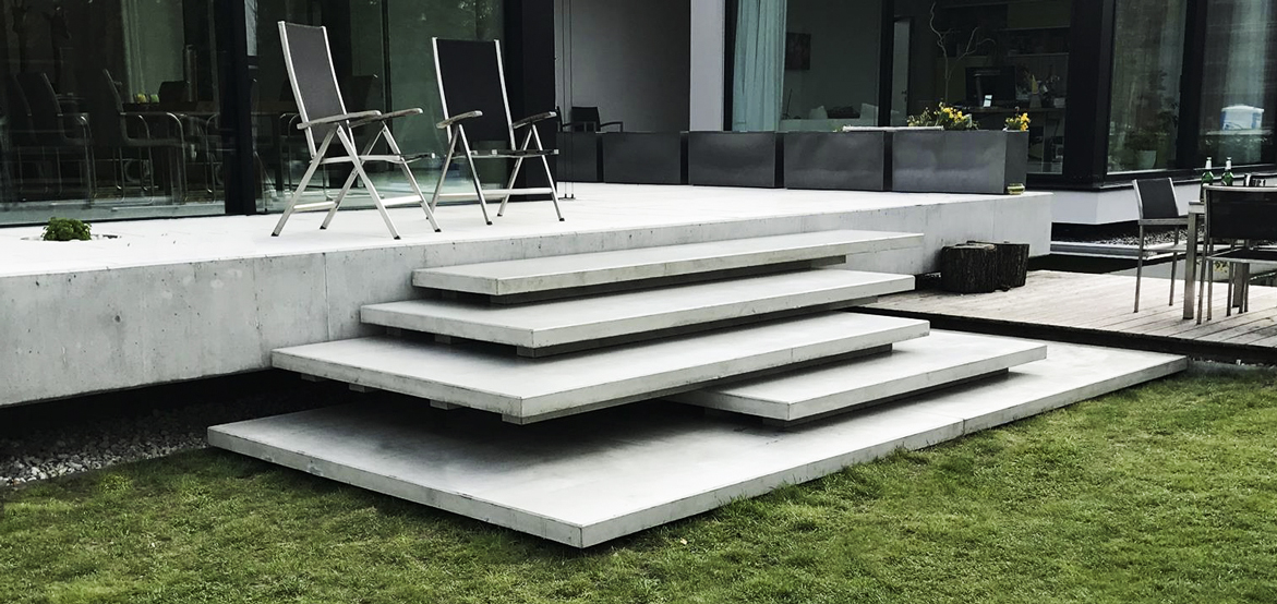 Wykonane w technologii betonu architektonicznego nowoczesne schody miejskie wykonane według projektu dostarczonego przez klienta.