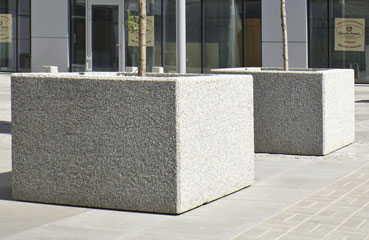 Donica kwadratowa Berta wykonana w technologii betonu płukanego.