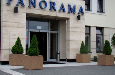 Kwadratowa donica Ramona wykonana w technologii betonu płukanego dostępna w bogatej ofercie kolorystycznej kruszyw naturalnych.