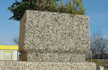 Nieduża donica ogrodowa, wykonana w technologii betonu płukanego.