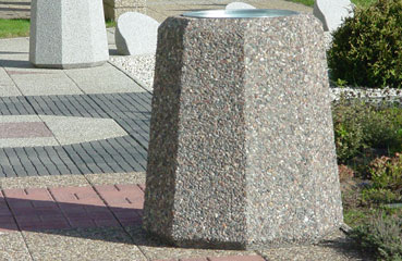 PRIMA 90 to betonowy kosz uliczny z wkładem ze stalii ocynkowanej. 