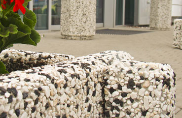 Ramię betonowego kwietnika dostępne w trzech rozmiarach, wykonane w technologii betonu płukanego.