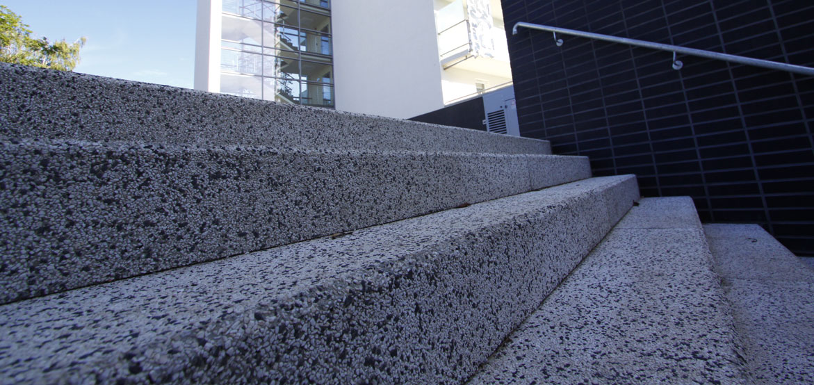 Betonowe stopnie schodowe typu blok o grubości 15 cm