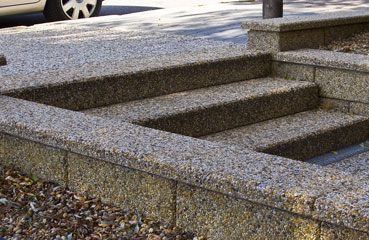 Betonowe stopnie schodowe z betonu w bloku o grubości 15 cm