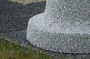 Betonowy pal parkingowy kulisty z podstawą. Wykonany w technologii betonu płukanego.