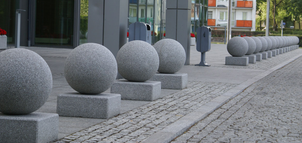 Wykonane w technologii betonu płukanego pal parkingowy w kształcie kuli o średnicy 50 cm