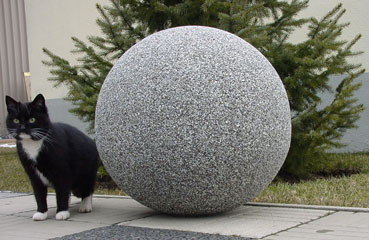 Betonowy pal parkingowy w kształcie kuli o średnicy 50 cm - wykonana wtechnologii betonu płukanego.