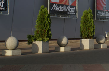 Wolnostojący pal parkingowy KULA o średnicy 50 cm, dostępny w ofercie firmy STYL-BET producenta małej architektury betonowej.