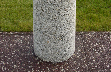Pal parkingowy płaski o średnicy 30 cm oraz wysokość 55cm. W ofercie producenta małej architektury betonowej - firmy STYL-BET.