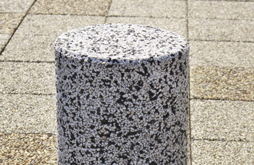 Bogata ofert betonowych słupków parkingowych, wykonanych w technologii betonu płukanego z charakterystyczną odsłoniętą warstwą kruszywa.