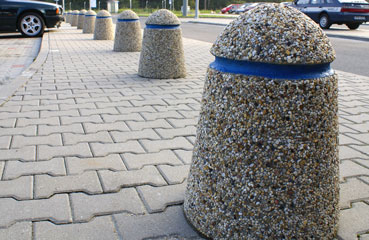 Elegancki oraz wytrzymały pal parkingowy wykonany w technologii betonu płukanego.